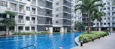 Una piscina al aire libre, una piscina climatizada