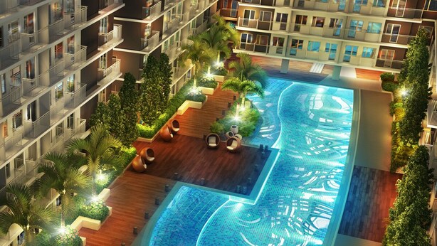 Un hotel moderno con piscina central, varios balcones y exuberante jardinería.
