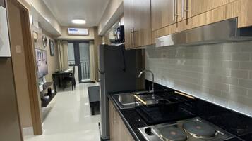 Frigorífic, microones, placa de cuina i bullidora elèctrica