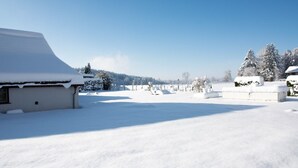 A snow-covered landscape with a building and trees. - Apartment 'Kleiner Spatz' with Terrace, Shared Garden & Wi-Fi (Leutkirch im Allgäu)