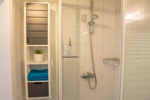 Dusche, Haartrockner, Handtücher