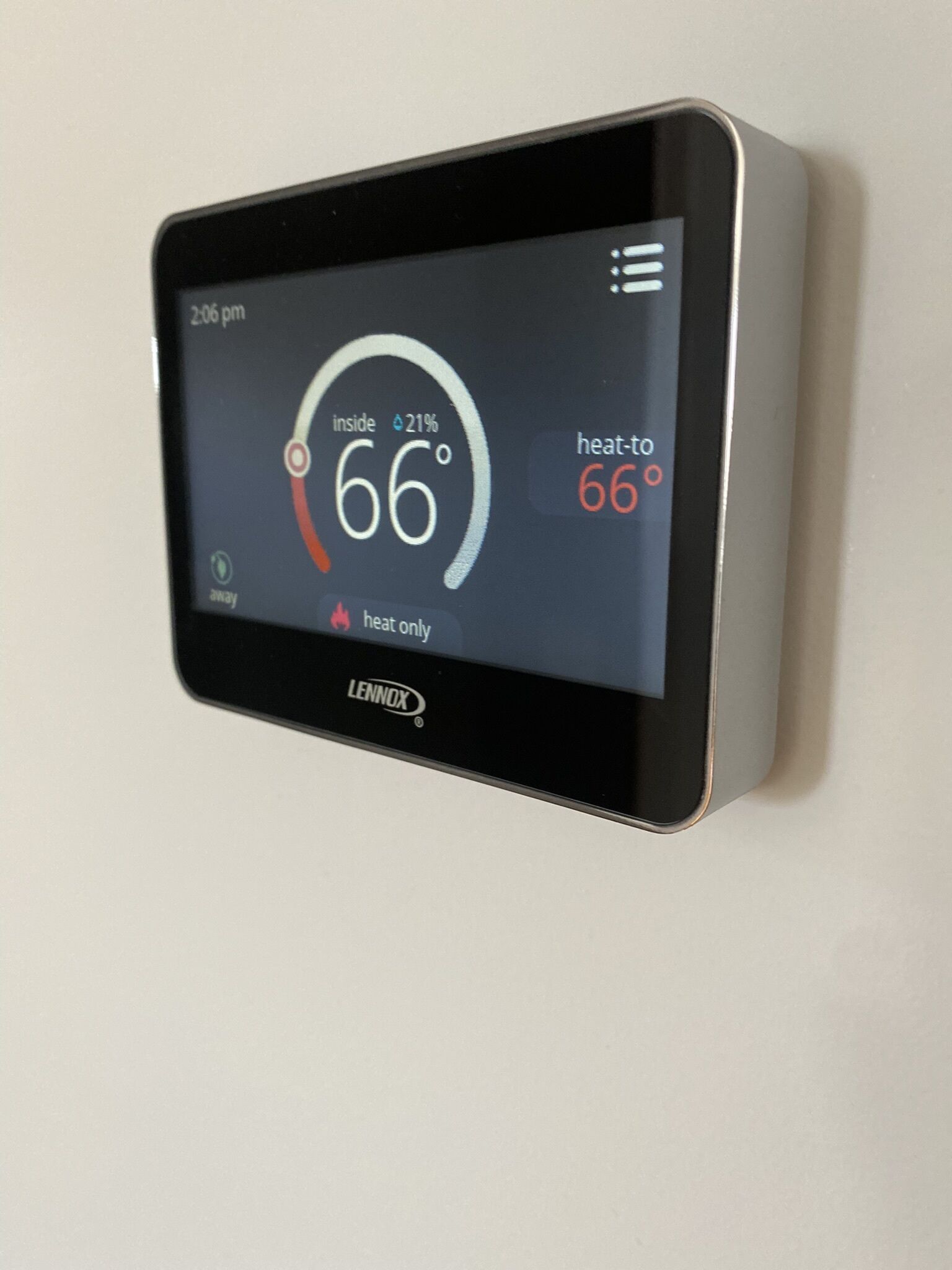 Un thermostat Lennox affiche la température intérieure actuelle, qui est de 66 degrés Fahrenheit.