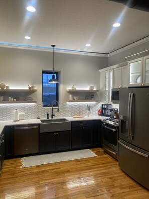 Kjøleskap, mikrobølgeovn, ovn og kokeplater