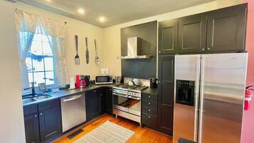 Een koelkast, een microgolfoven, een kookplaat, een vaatwasser