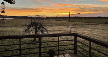 Quiet Horse Ranch Retreat With VIEW - 10 minutes from Eugene!
