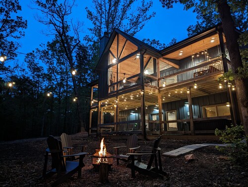 BLUE RIDGE! Hot Tub! Fire Pit! Air Hockey! FAST Wi-Fi! S'mores!