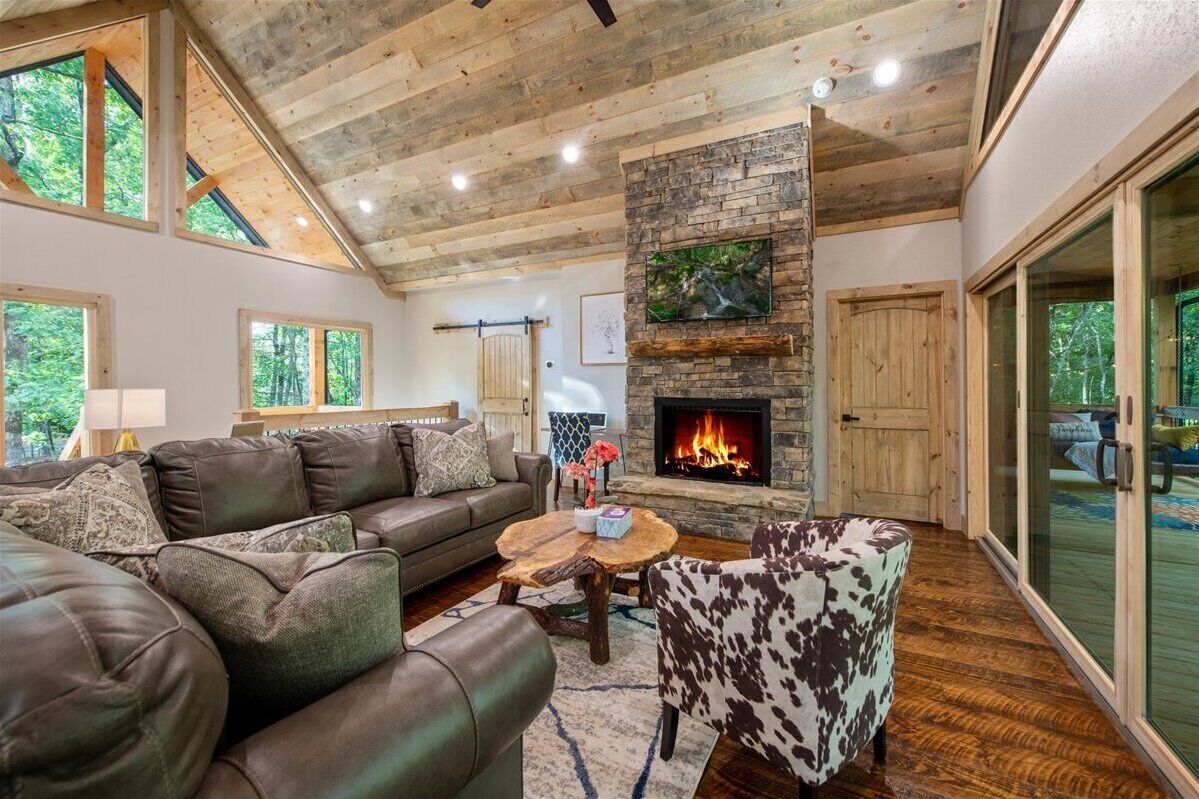 Smart-TV, Kamin, Videospiele, Tischtennisplatte