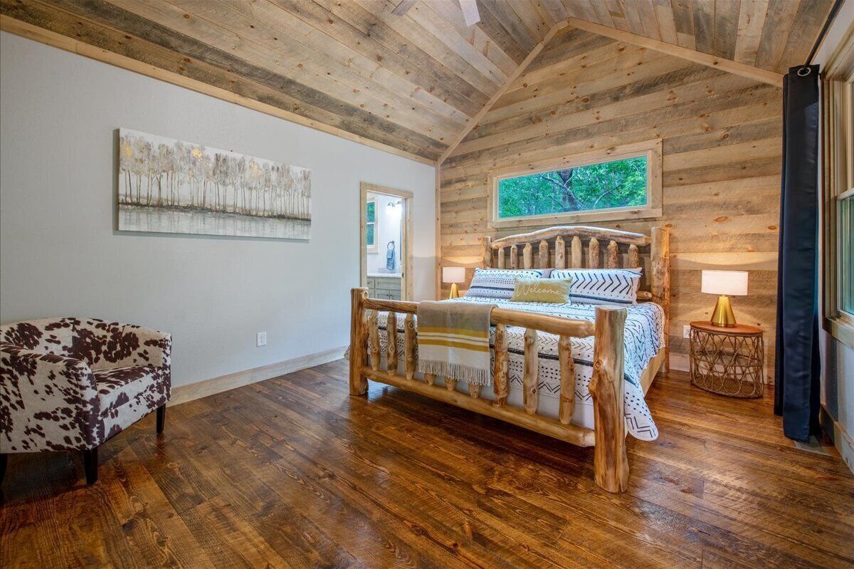 3 bedrooms, desk, iron/ironing board, travel crib