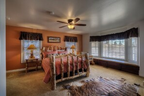 3 habitaciones, escritorio y tabla de planchar con plancha 