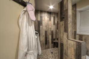Ensemble baignoire-douche, baignoire à remous, séchoir à cheveux