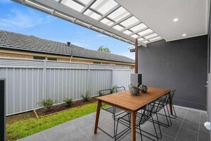 Outdoor dining - Walk to cafes, restaurants, ferry, cinema+ beach (BOOKER BAY)