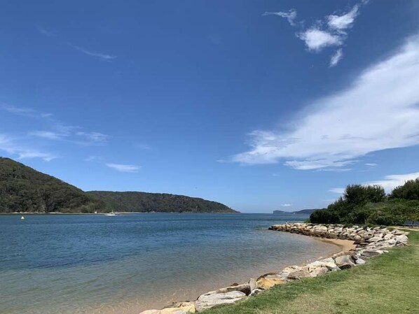 Beach - Walk to cafes, restaurants, ferry, cinema+ beach (BOOKER BAY)