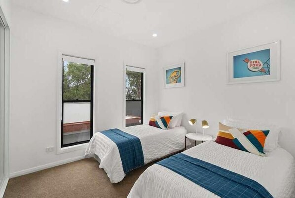 3 bedrooms, internet, bed sheets