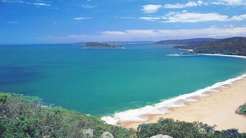 Walk to cafes, restaurants, ferry, cinema+ beach