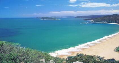 Walk to cafes, restaurants, ferry, cinema+ beach