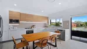Micro-ondes, four, plaque de cuisson, lave-vaisselle