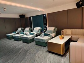 Una habitación con sillones de masaje, un sofá y una mesa de centro.