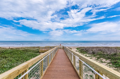 Beautiful home with oceanview, pool, hot tub, central AC, & washer/dryer