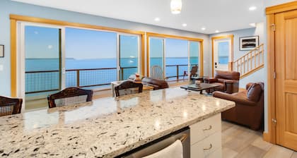 Waterfront home with amazing sound and mountain views - AC, kayaks, washer/dryer