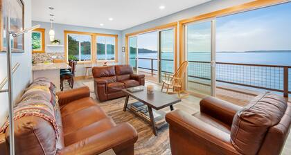 Waterfront home with amazing sound and mountain views - AC, kayaks, washer/dryer