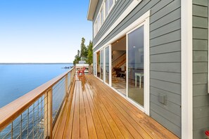 Terrace/patio - Waterfront home with amazing sound and mountain views - AC, kayaks, washer/dryer (Kingston)