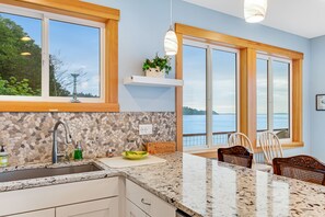 Fridge, microwave, oven, stovetop - Waterfront home with amazing sound and mountain views - AC, kayaks, washer/dryer (Kingston)