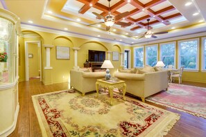Una televisión, una chimenea, una oficina