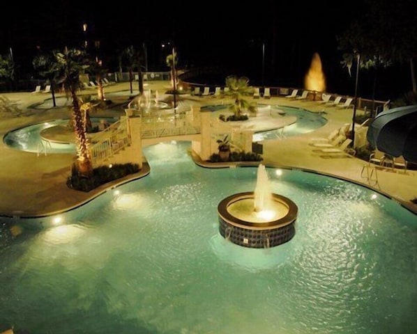 Una piscina al aire libre, una piscina climatizada