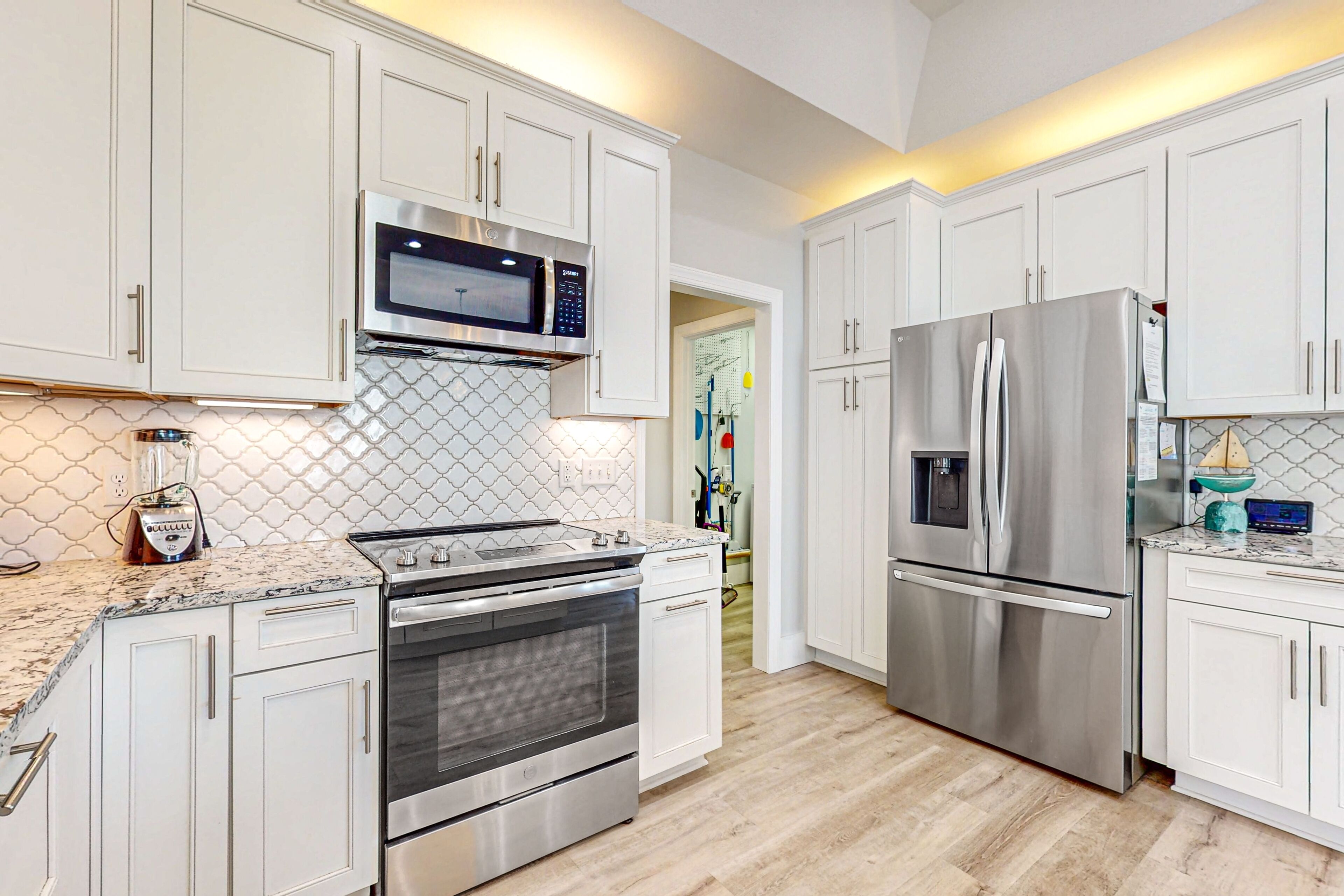 Kjøleskap, mikrobølgeovn, ovn og kokeplater