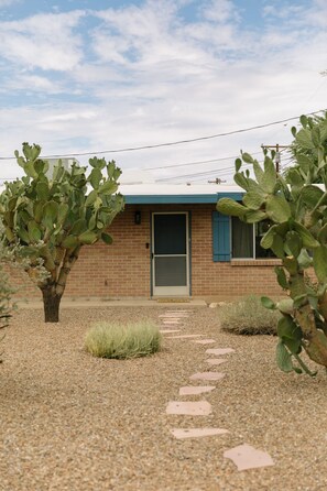 Exterior detail - Cozy central Tucson home close to U of A w/ king bed (Tucson)