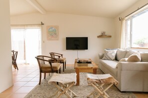 Living area - Cozy central Tucson home close to U of A w/ king bed (Tucson)