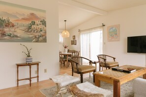 Dining - Cozy central Tucson home close to U of A w/ king bed (Tucson)