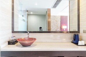 A modern bathroom with a large mirror, a glass bowl sink, and a coffee maker on the counter. - Yitian Hotel Jinxi (Jinxi)