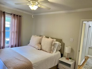 2 habitaciones, tabla de planchar con plancha, wifi y ropa de cama 