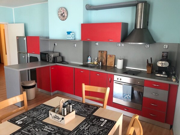 Réfrigérateur, micro-ondes, four, plaque de cuisson