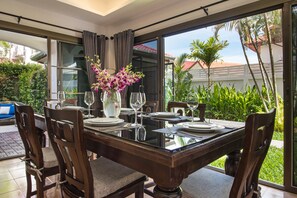 Deluxe-huvila | Ruokasali