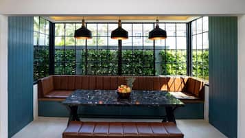 Deluxe Villa | Dining room