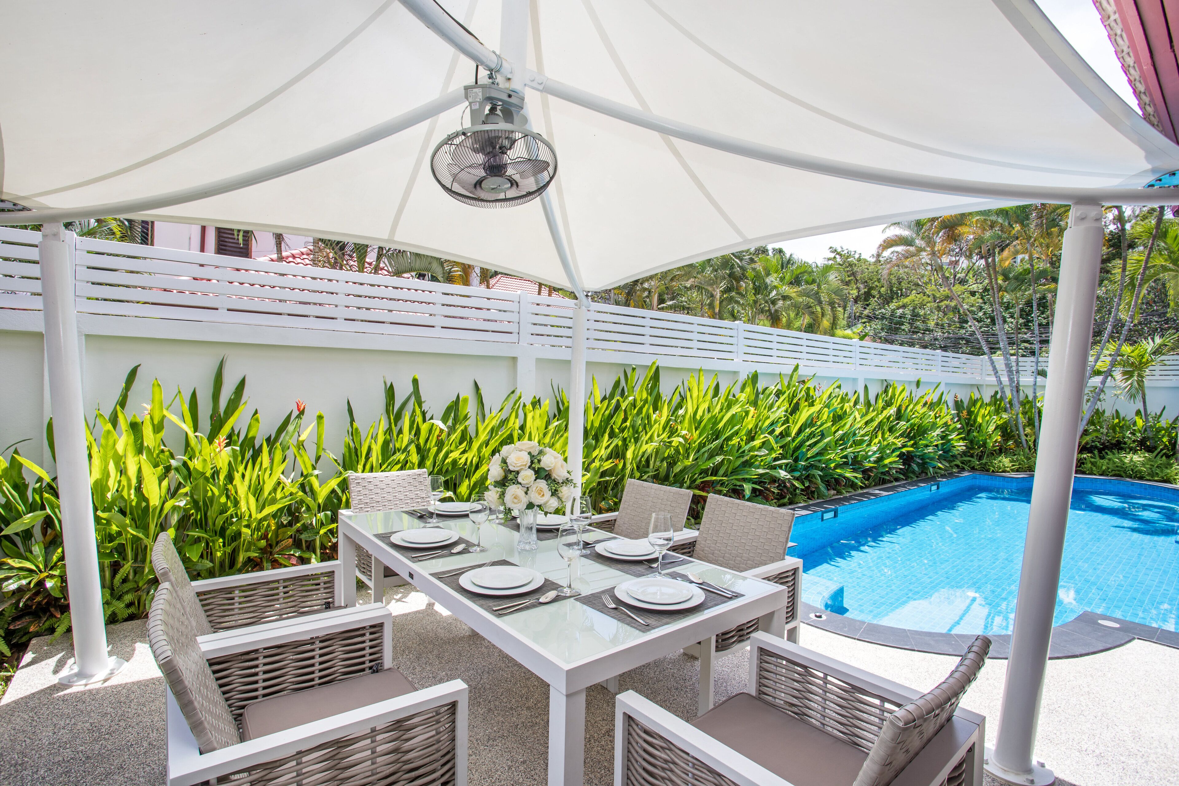 Deluxe Villa | Dining room