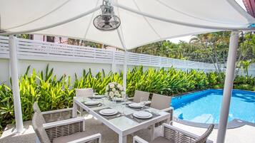Deluxe Villa | Dining room