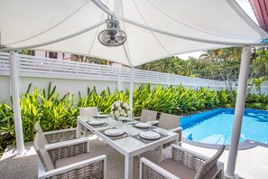 Deluxe Villa | Dining room