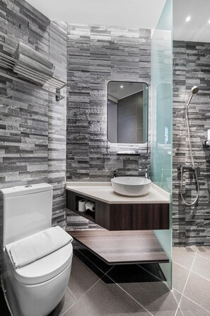 Kamar Double Deluks | Kamar mandi | Shower, pengering rambut, kloset, dan handuk