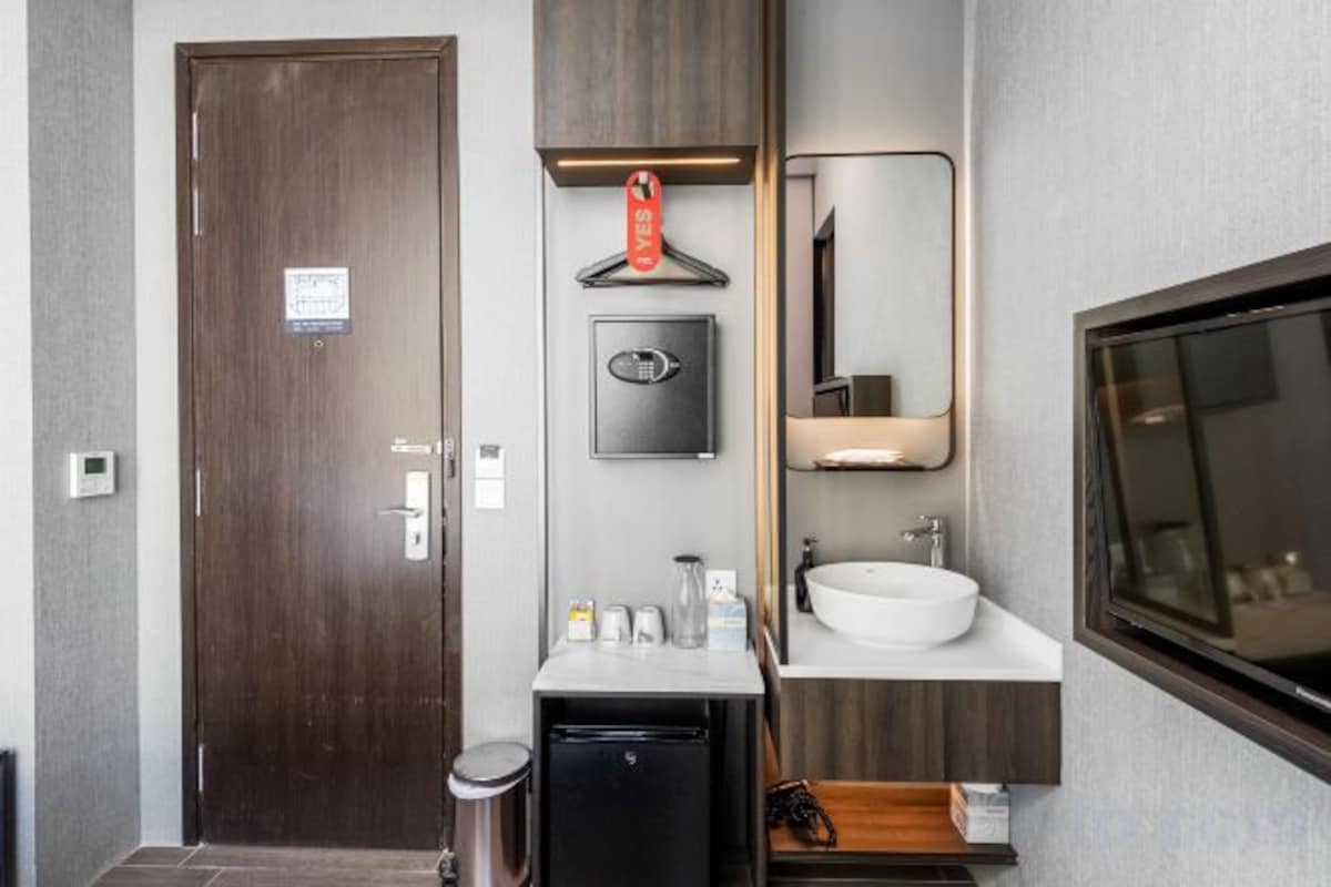 Bathroom | Shower, hair dryer, bidet, towels