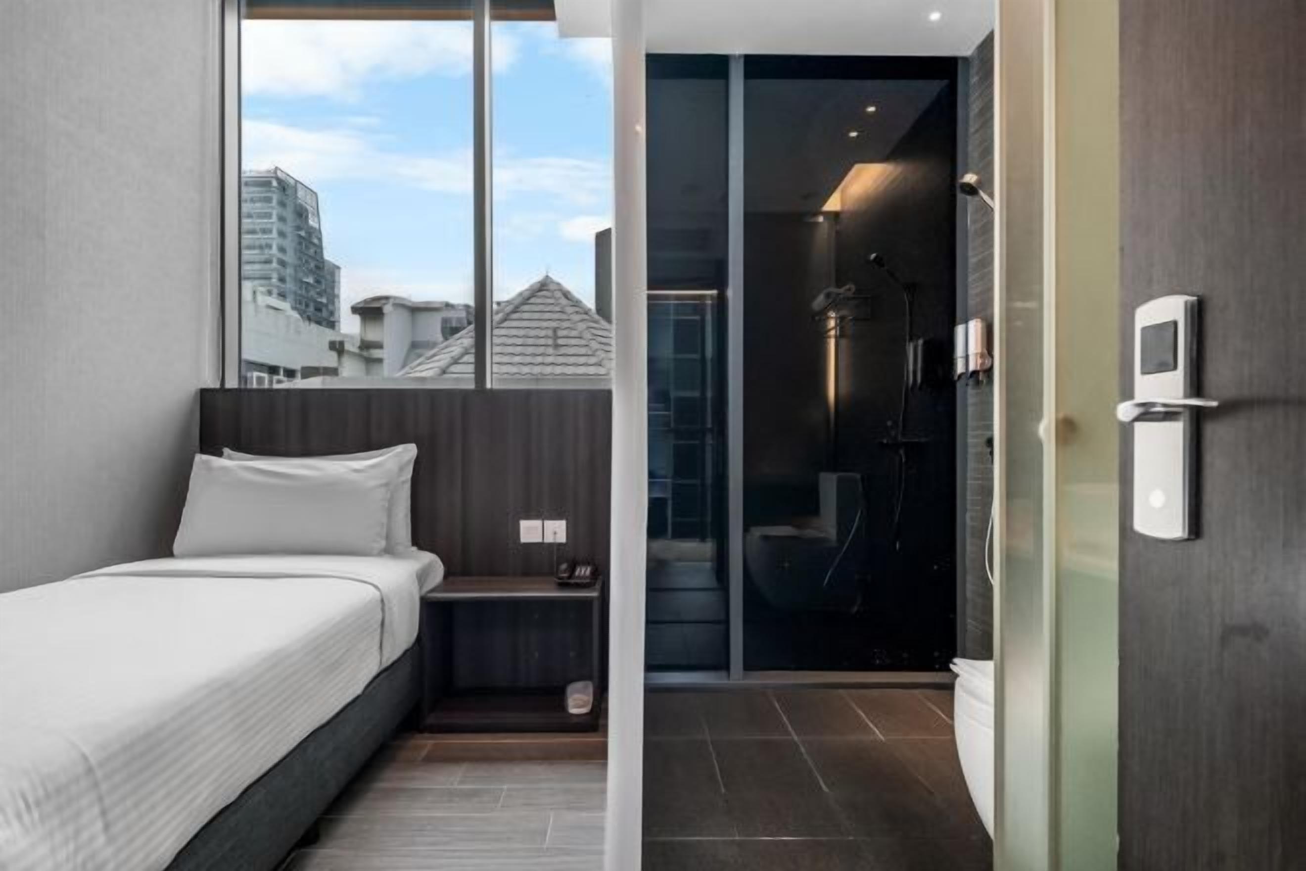 Caja fuerte, mobiliario individual, wifi gratis y ropa de cama