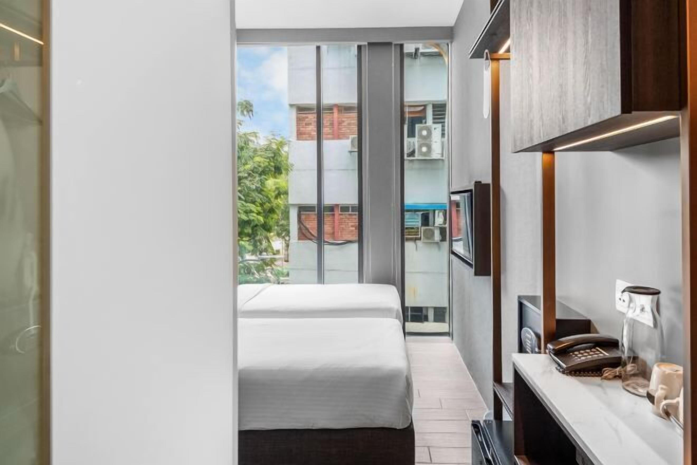 Caja fuerte, mobiliario individual, wifi gratis y ropa de cama