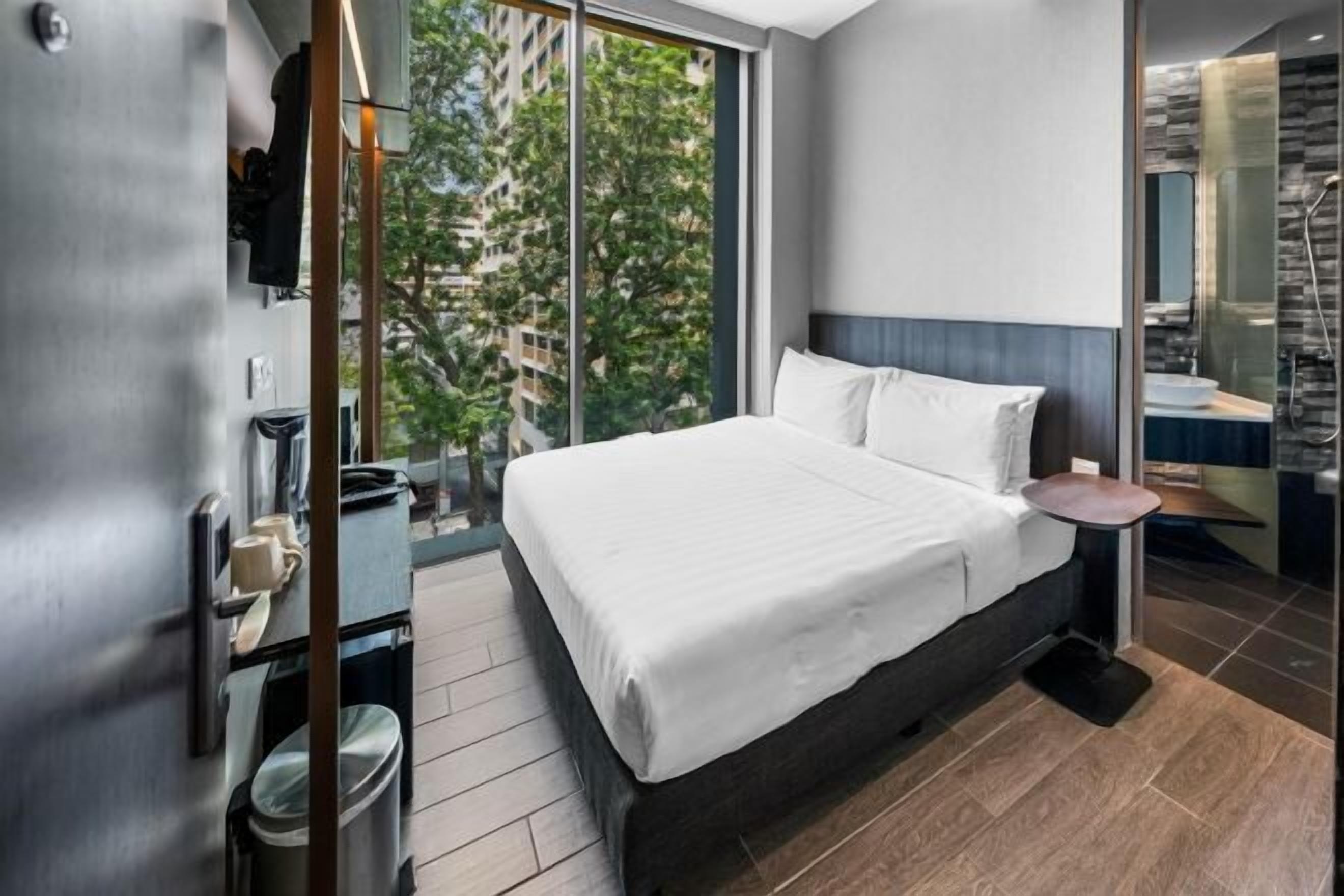 Caja fuerte, mobiliario individual, wifi gratis y ropa de cama