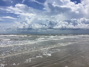 Nära stranden, solstolar och strandhanddukar