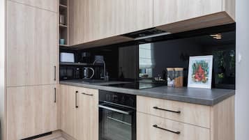 Køleskab, mikrobølgeovn, ovn, kogeplade