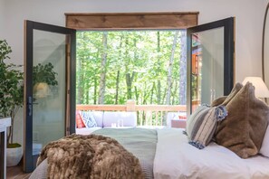 6 bedrooms, desk, iron/ironing board, travel crib