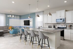 冷蔵庫、電子レンジ、オーブン、コンロ