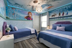 8 bedrooms, iron/ironing board, travel crib, free WiFi - SPECIAL OFFER! Get UP TO 20% off Weekly Rental with complementary Pool Heating! (Davenport)